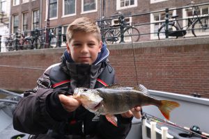 In Amsterdam mit Jungen auf Barsch